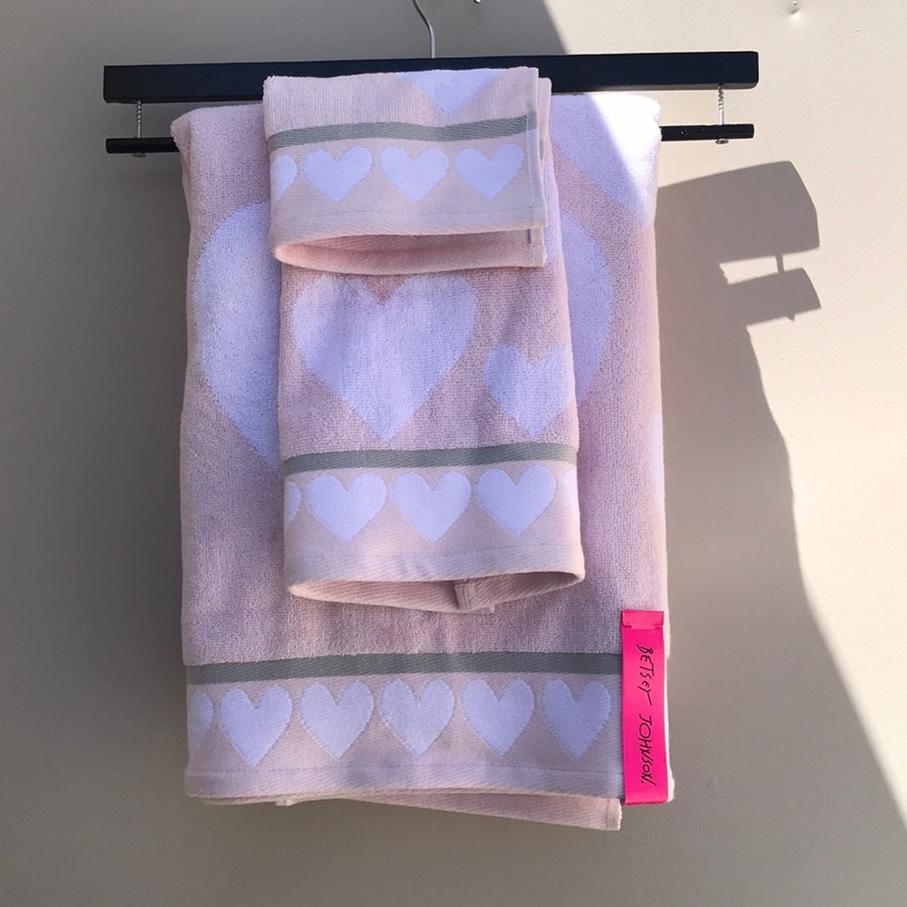 Brand New Betsey Johnson 3ps Bath Towel Set